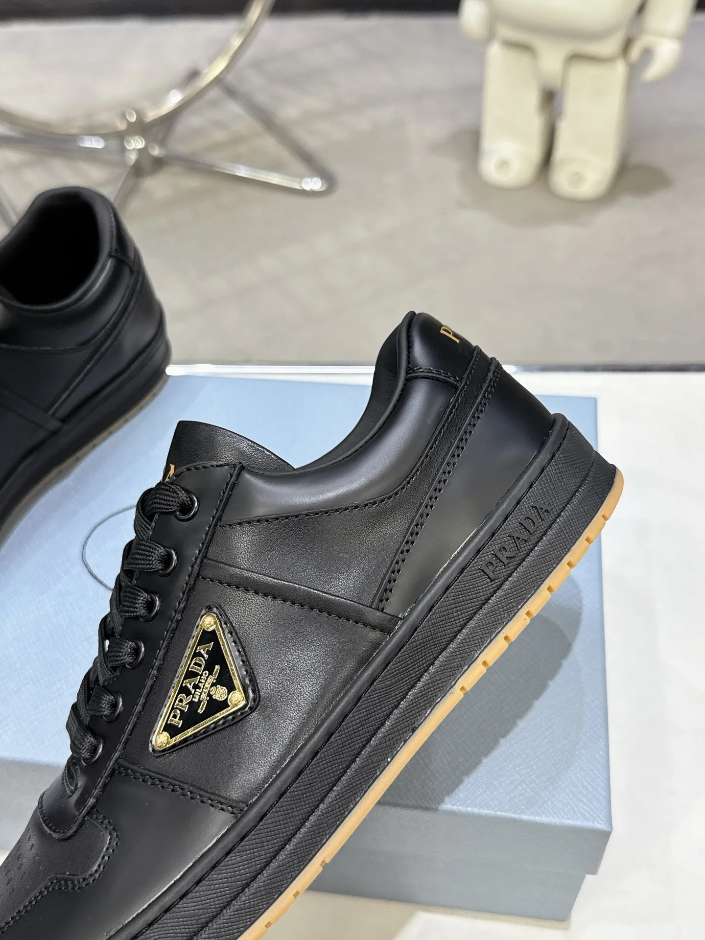 👟👟Ex-factory price 580👟👟 Couple style Prada Latest Downtown Bold series Triangle logo Casual sneakers White shoes Original purchase, development and production Downtown Bold sneakers are inspired by the basketball shoes of the 1980s, with a sporty design and exquisite details. Crafted from perforated leather, the statement platform sole provides a unique, modern style. The Prada logo is interpreted from different angles, decorated with the iconic enameled triangular metal logo, highlighting the unique classic style. Exquisite packaging at the delivery counter🛍📦 ▪️Fabric: Original custom imported first-layer cowhide ▪️Lining: Original imported soft sheepskin ▪️Outsole: Original open-molded rubber bottom material ▪️Size: Women's 35-40 Men's 39-45